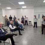 Participantes acompanhando os trabalhos em execução na empresa